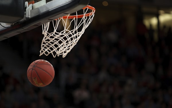 NBA职业篮球联赛精彩比赛瞬间，球员突破上篮动作矫健